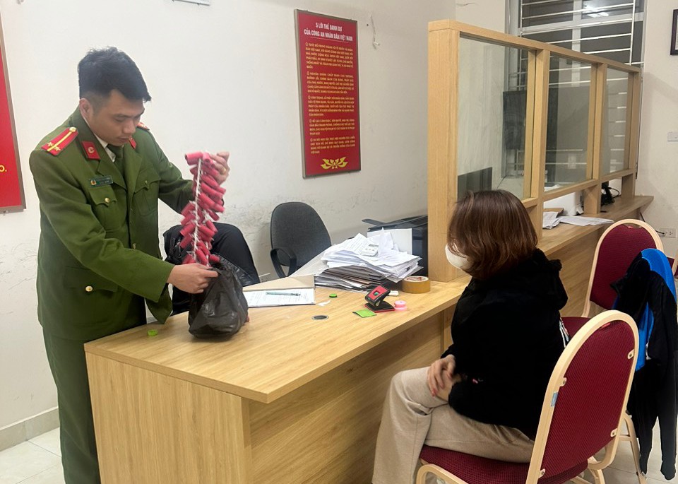 Công an huyện Bạch Long Vĩ vận động nhân dân giao nộp 0,9 kg pháo nổ, 02 bộ súng điện, 04 dao tự chế, 5 súng kích điện